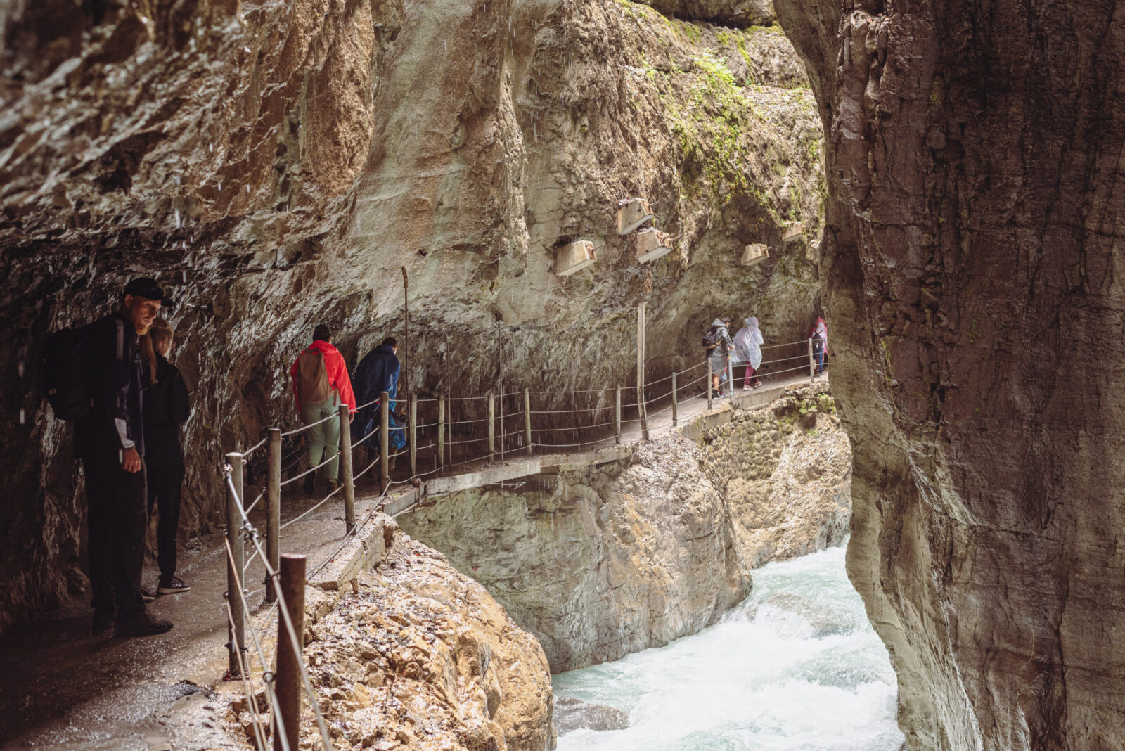 Erlebnisreiche Tage beim Canyoning und Abseilen