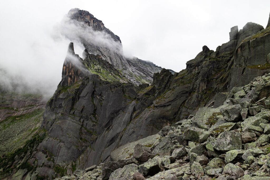 Bergkamm in der D&auml;mmerung, der Himmel ist noch hell, die H&auml;nge liegen bereits im Schatten