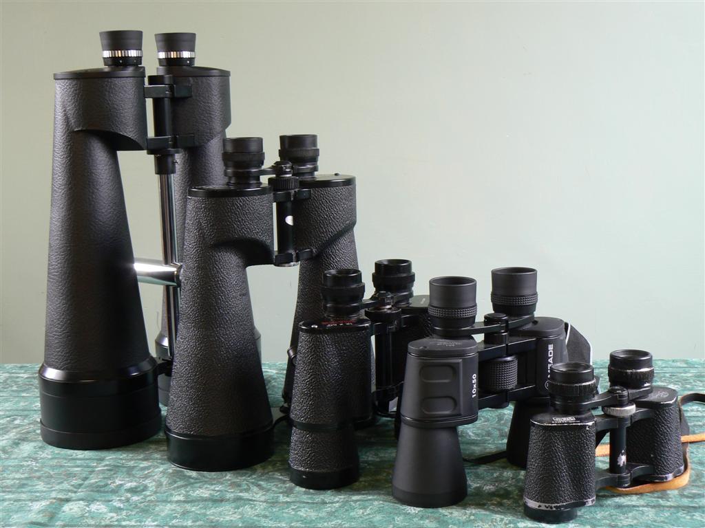 Fernglas auf einem Stativ vor einem freien Horizont, im Hintergrund letzte Dämmerungsfarben