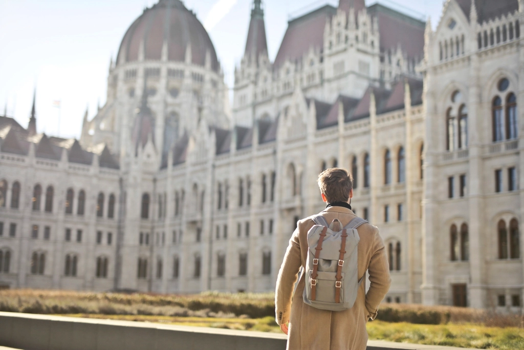 Gepolsterter Schultergurt eines Wanderrucksacks liegt auf dem Stoff einer getragenen Funktionsjacke