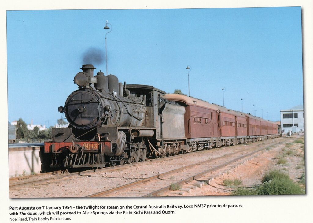 Historische Schmalspurbahn mit Dampflokomotive f&auml;hrt durch herbstlichen Mischwald