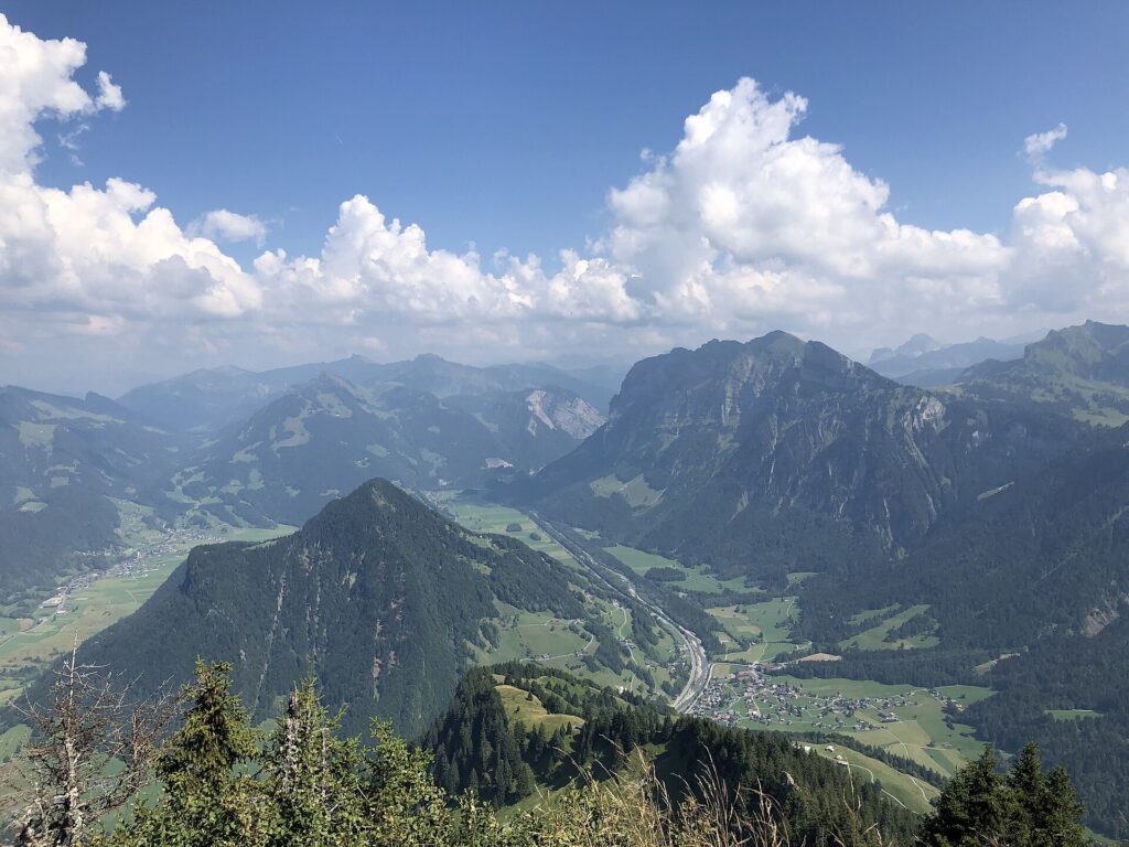 Langgestreckter Kalkstock &uuml;ber dem Tal, die Nordflanke mit erstem Schnee &uuml;berzogen