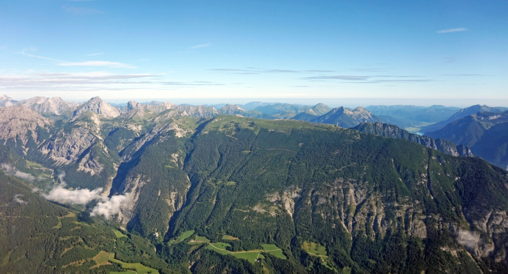 Langes Bergtal im Karwendel mit Schotterbett, Latschen und schattigen Nordw&auml;nden
