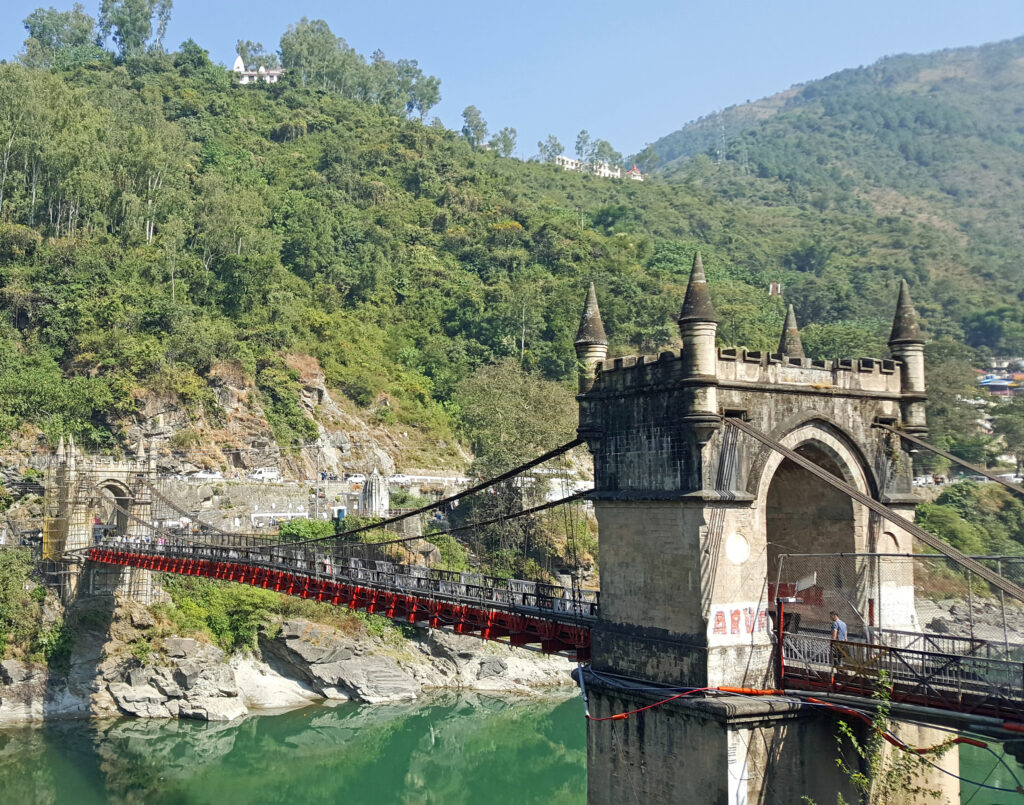 Lange H&auml;ngebr&uuml;cke &uuml;ber einen bewaldeten Graben, die Seile spannen sich zwischen zwei H&auml;ngen